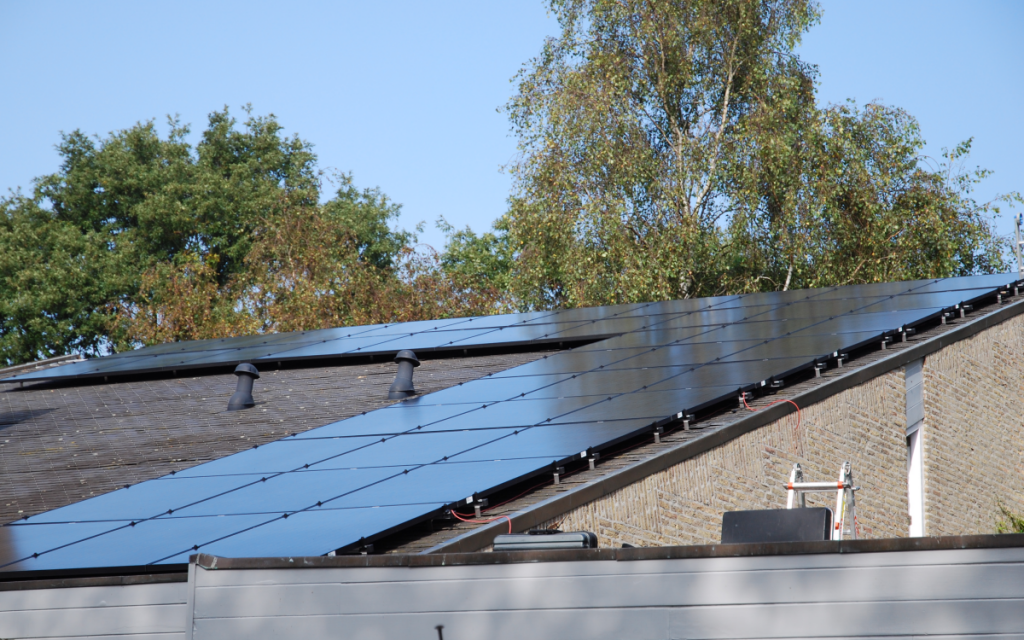 zonnepanelen op leistenen dak